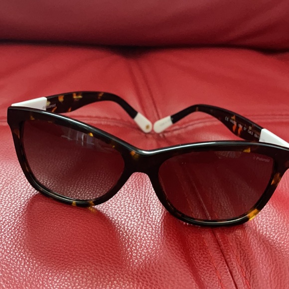 Practically new, worn once - Picture 3 of 5